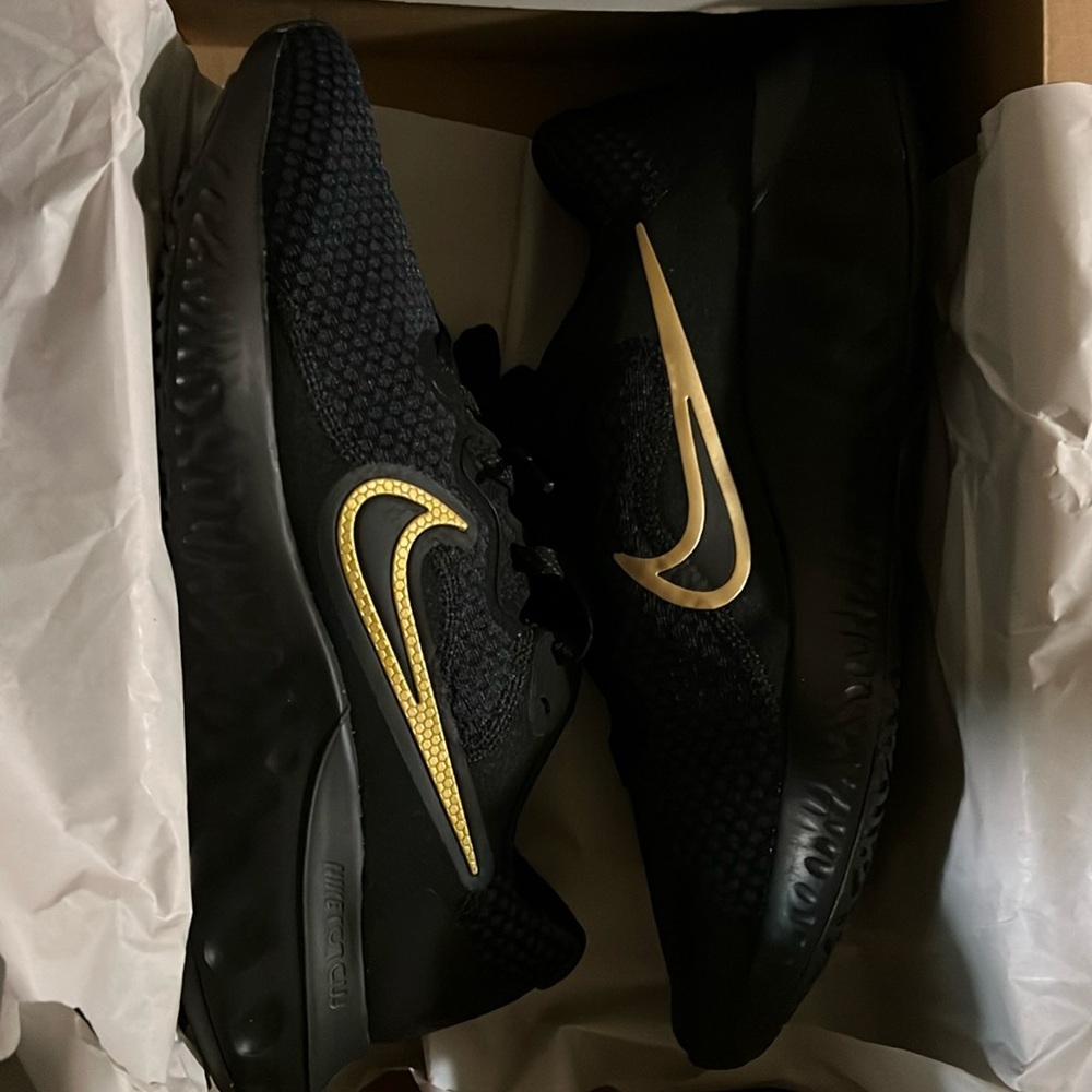 New Men’s Black Nike Renew Run sneakers